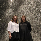 La presidenta de Sorigué, Ana Vallés, i l’artista Chiharu Shiota, ahir a l’estrena de la instal·lació ‘In the beginning was...’ a Planta.
