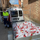 Al maig van repartir aperitius per celebrar la festa a casa.