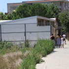 L’entrada a les piscines de la Bordeta, envoltada de males herbes.