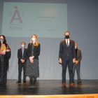 Amina Hussein, juntament amb el jurat del certamen, a l’escenari del teatre L’Amistat.
