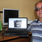 Eladi Romero, amb la seua novel·la en format digital a l’ordinador de casa, que sortirà en paper al juny.