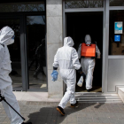 Tasques de desinfecció en una residència de padrins de Barcelona, ahir.