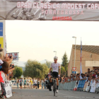 El danés Christian Gorm cruza la línea de meta en solitario en Torregrossa.