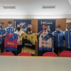 Sergi Folguera, Bruno Di Benedetto, Ignasi Amor, Enric Duch, Xavier Prats, Jordi Badia y Sergi Duch, con las nuevas camisetas del equipo.