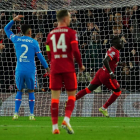 Sadio Mané celebra el segundo tanto del Liverpool ante la desesperación de la defensa atlética.