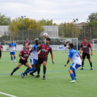 Jugadors de Mollerussa i Tàrrega disputen una pilota ahir durant la primera jornada de Lliga.