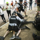 Agents de la policia de Washington redueixen un manifestant a prop de la Casa Blanca.