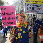 Protestas en las cercanías de Downing Street por las decisiones del primer ministro Boris Johnson.