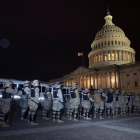 La Guardia Nacional se forma a las afueras del Capitolio de los Estados Unidos después de que seguidores de Donald Trump irrumpieran en el recinto durante unas protestas