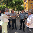 Rosa Maria Perelló, ayer con el alcalde de Bovera. 