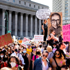 Mobilització de dones a Nova York, en una de les 600 marxes que van tenir lloc dissabte.