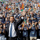 El president del PP, Pablo Casado, saluda els militants a l’arribar a la plaça de toros de València.