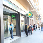 Cola de clientes ayer por la mañana en la puerta de un supermercado en Lleida ciudad. 