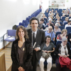 La cantant Lídia Pujol i el comissari de l’Any Panikkar, Ignasi Moreta, ahir a la Biblioteca Pública.