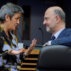El comissari europeu d'Assumptes Econòmics, Pierre Moscovici (dreta), conversa amb la comissària europea de Competència, Margrethe Vestager, al començament de la reunió setmanal del Col·legi de Comissaris a Brussel·les (Bèlgica).
