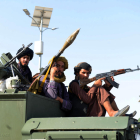Membres dels talibans passegen armats pels carrers de la capital de l’Afganistan, Kabul.