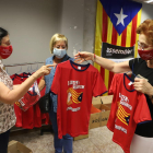 La ANC de Lleida vende camisetas y tickets para la manifestación del 11-S en la calle Acadèmia.