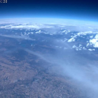 Imagen aérea captada por la sonda, con vistas del río Segre y de nubes en el Pirineo.