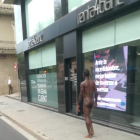 Un hombre camina desnudado por el centro de Lleida