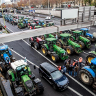 Un miler de tractors van tallar les vies d’accés a París.