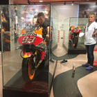 En la imagen, Julià Màrquez introduciendo la moto en la vitrina.