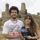 Los jóvenes David Monràs y roser Creu con su libro 'Cartes d'amor'.