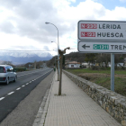 Un cartell amb el topònim en castellà a Pont de Montanyana.
