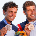 Jordi Xammar i Nicolás Rodríguez, amb les medalles de bronze de la classe 470, conquerides al ser cinquens a la Medal Race.