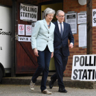 Theresa May y su marido tras votar en los comicios europeos.