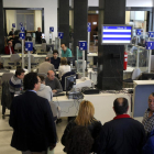 Diverses persones esperen el seu torn per fer la declaració de la renda en una oficina de l’AEAT.