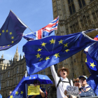 Un grupo de personas se manifiesta frente al Palacio de Westminster, en Londres, en Gran Bretaña, este jueves, por la decisión del primer ministro británico, Boris Johnson, de bloquear el Parlamento