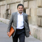 L’exdirigent de CDC Oriol Pujol, als voltants del Palau de Justícia de Barcelona.