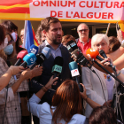 Els eurodiputats Toni Comín i Clara Ponsatí atenent els mitjans a Sàsser aquest dilluns.