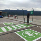 El punt de càrrega de cotxes elèctrics de l’aeroport de la Seu.