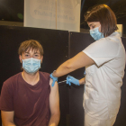 A la maratón de vacunación en Tàrrega de ayer acudieron personas con cuentagotas. 