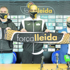 Kendal Manuel, flanqueado por el director deportivo Joaquín Prado y el directivo Andreu Cabezudo.