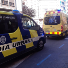 Un vehículo del SEM y uno de la Guardia Urbana de Lleida