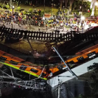 El convoy quedó reducido a un amasijo de hierros tras el colapso del puente.