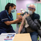 Una sanitaria inocula una vacuna contra la Covid-19 a un paciente en el Reino Unido.