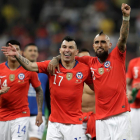 Arturo Vidal celebra con Gary Medel la clasificación para semifinales de la Copa América.