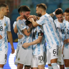 Messi celebra amb els companys de la selecció argentina un dels gols contra Equador.