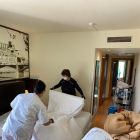 Personal del Hotel Nastasi preparando una de las habitaciones para acoger a pacientes de Covid-19.