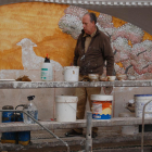 Josep Minguell, ayer junto al mural que está pintando en la iglesia de Santa Coloma de Queralt.