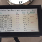 Pantalla que anuncia trens anul·lats a l’estació de Lleida.