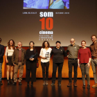 Fotografía de grupo de galardonados y jurados en la clausura del Som Cinema en el CaixaFòrum. 