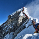 Atasco en el Everest al hacer cima más de 200 montañeros el mismo día