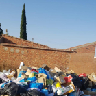 Basura acumulada junto al cementerio de Torres de Segre.