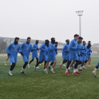 La plantilla del Lleida, durante el entrenamiento de ayer, con los jugadores protegidos del frío.