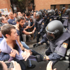 Carga de la Policía Nacional en el colegio de la Mariola. 