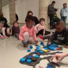 Els petits es diverteixen experimentant amb l’art.